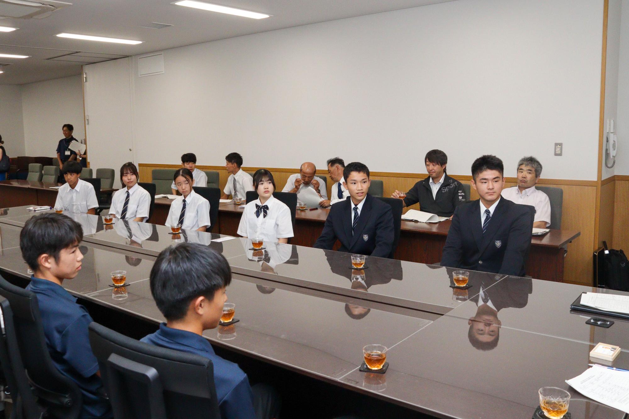報告に訪れた市内中学生