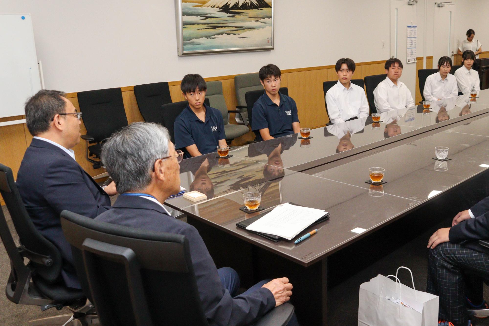 報告に訪れた市内中学生