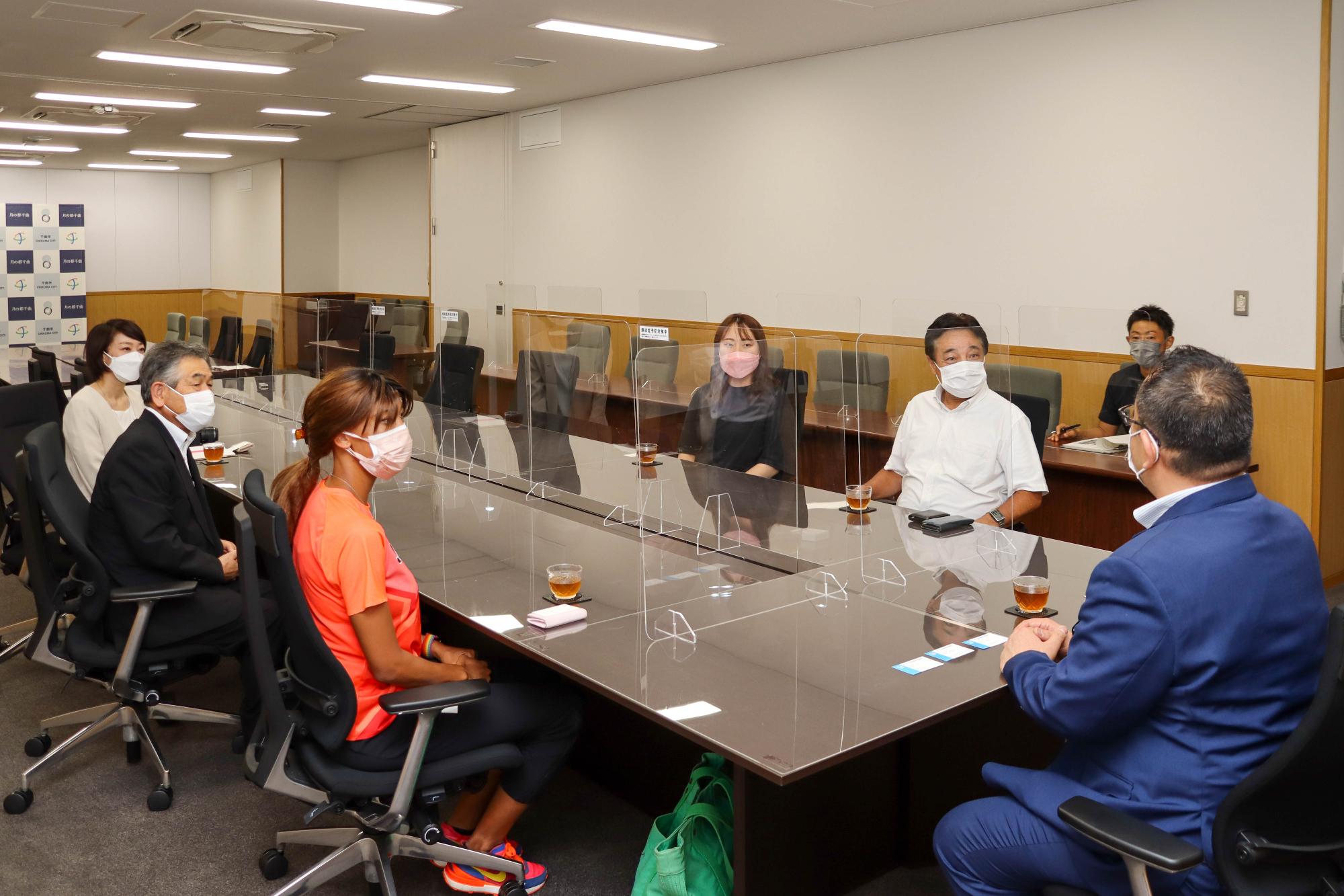 小川市長、君嶋選手、株式会社土木管理総合試験所西澤様、同新井様、北川原議員父娘が懇談