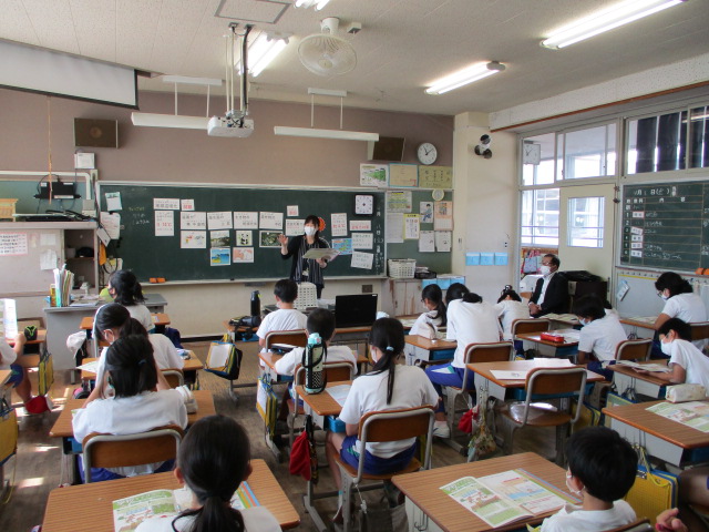 机の上にそれぞれエコノートを広げて学習に取り組む児童たちの写真