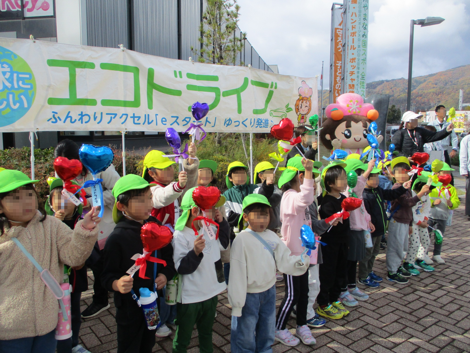 道行くドライバーにエコドライブの呼びかけをする園児たち