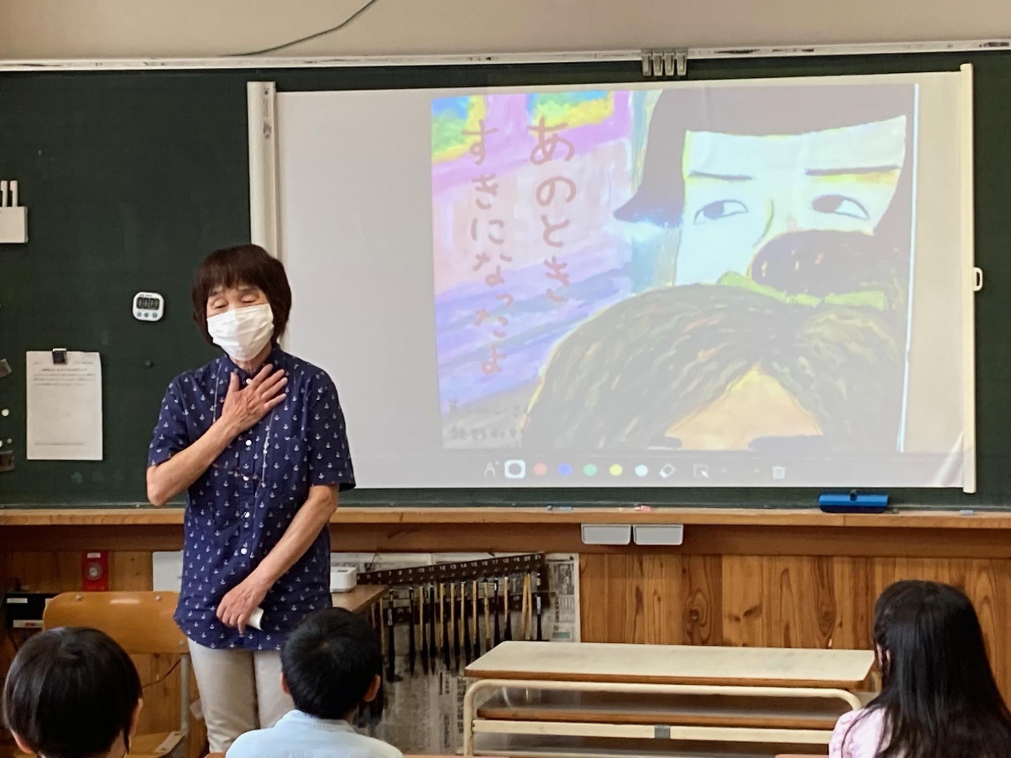 読み聞かせを行っている様子