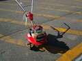 コンクリート面の上に耕運機が置かれている写真