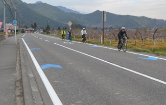 矢羽根型路面標示が塗装された道路の写真
