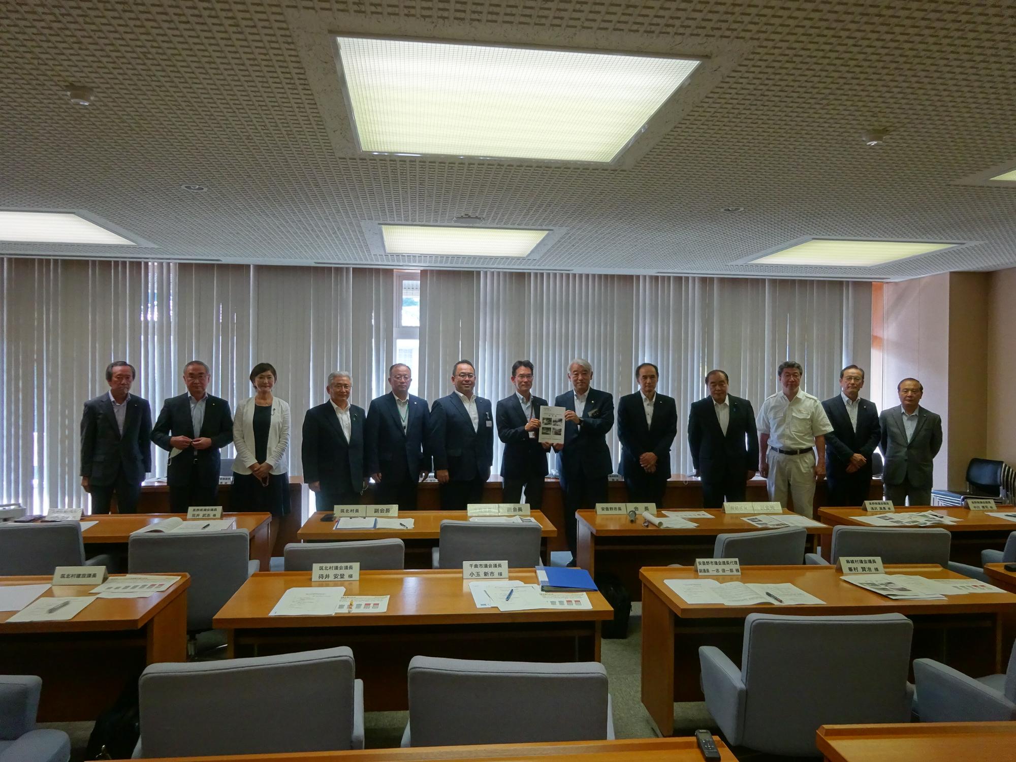 総会が行われている室内の全景写真