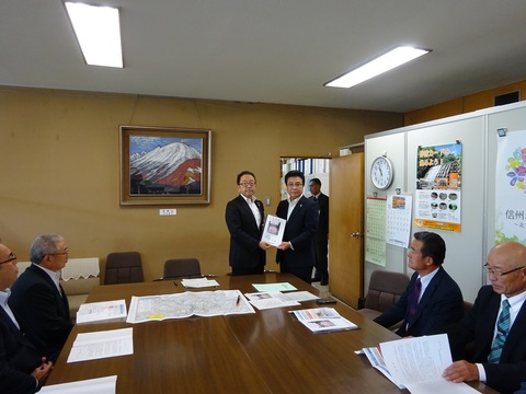 市長と建設部長、その他関係者一同が一室に集まっている写真
