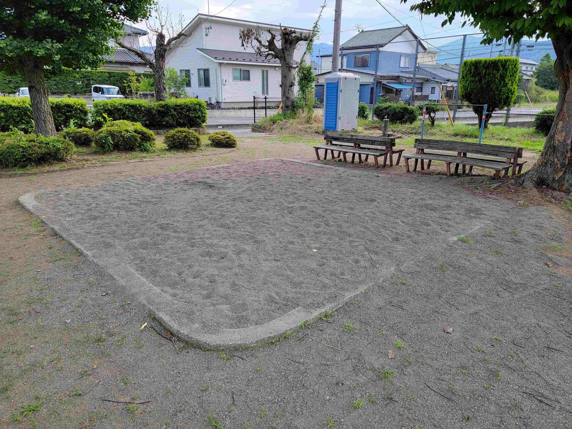 砂場と鉄棒の写真