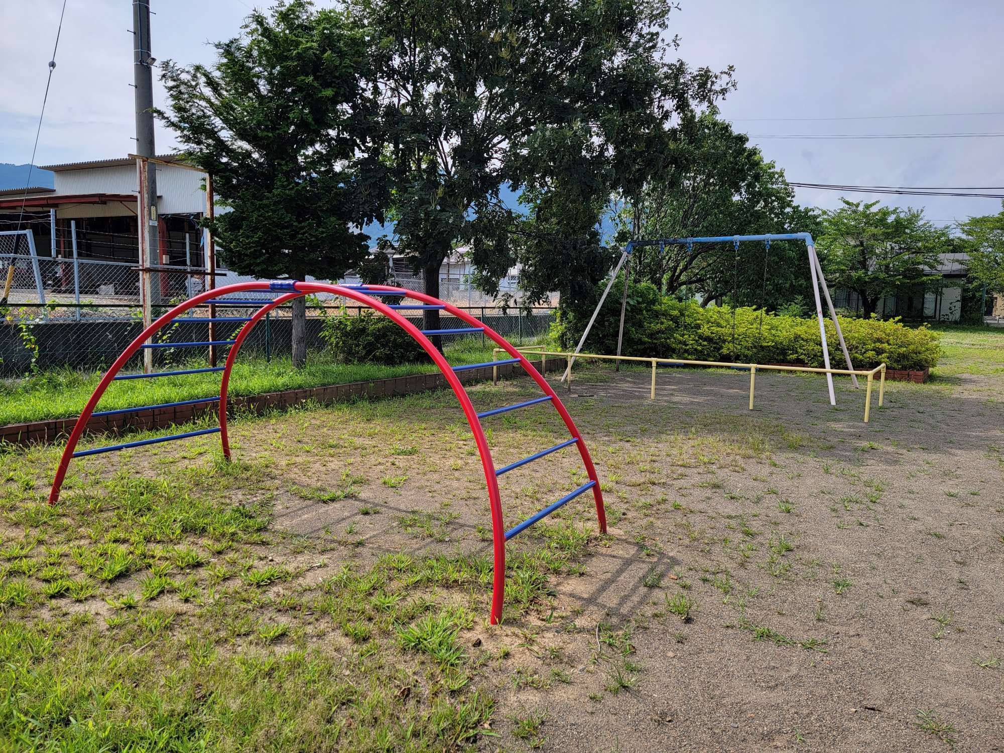 ブランコと太鼓梯子型ラダーの写真