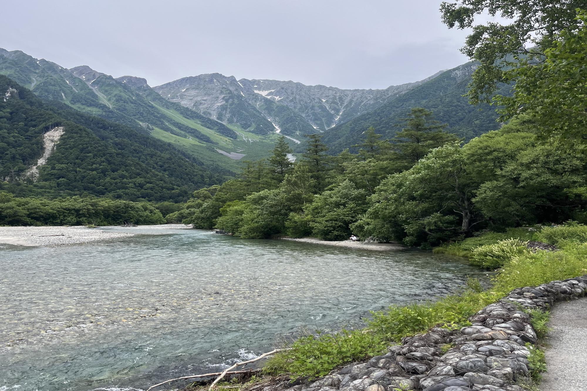 雄大な山々と澄んだ清流を見ながらハイキング