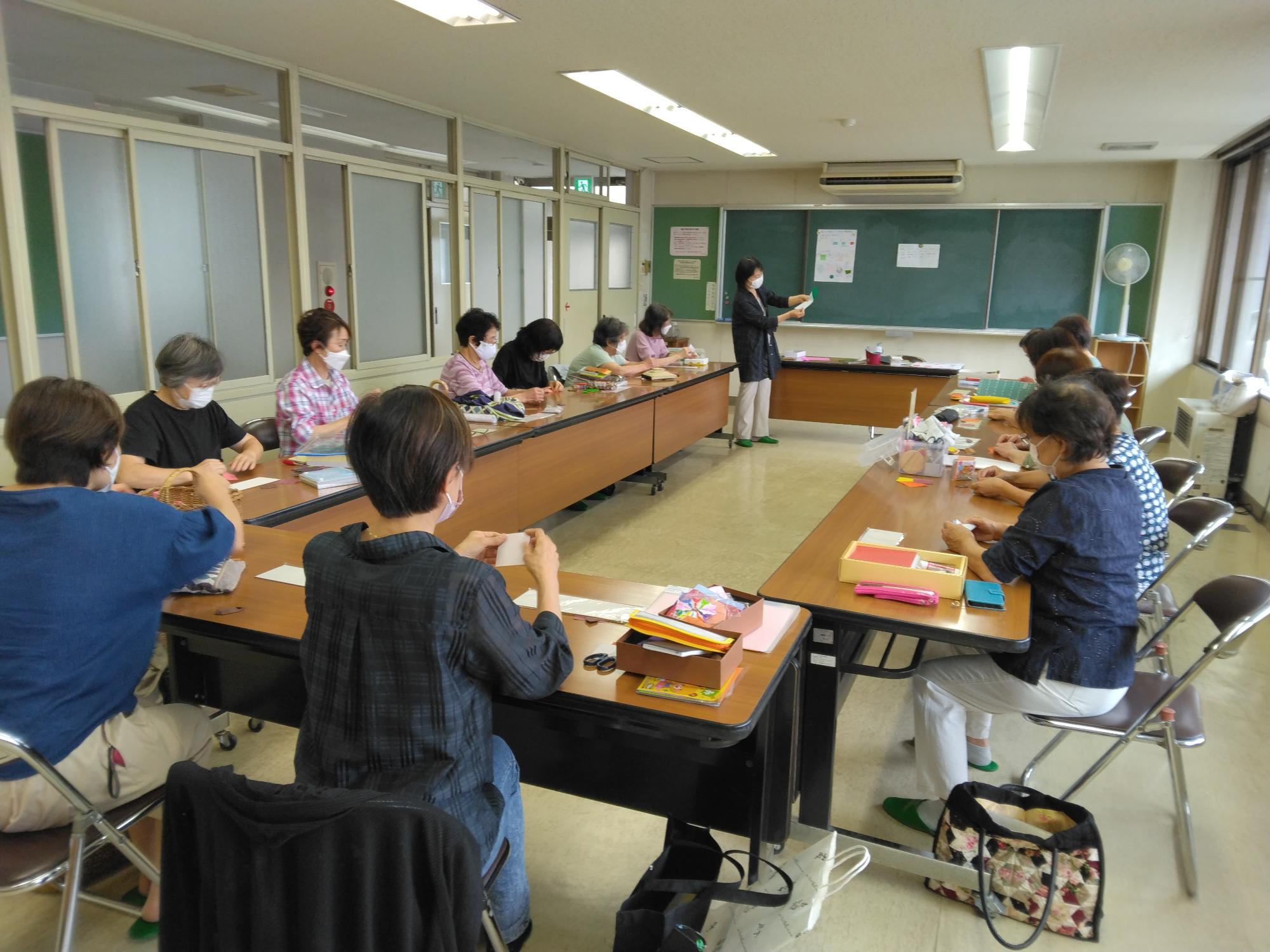 先生の説明を熱心に聞く受講生