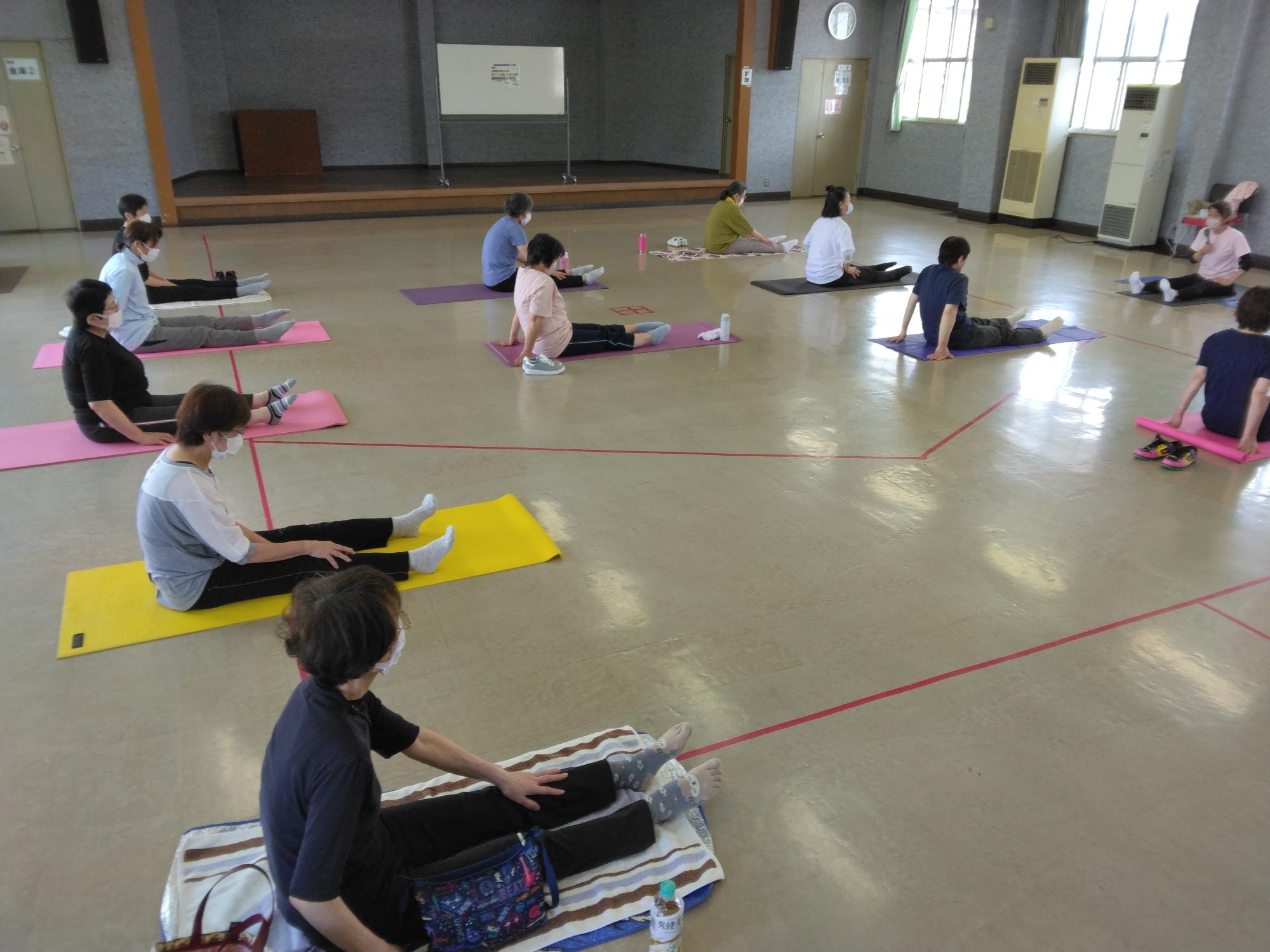 座って足首を伸ばす運動です