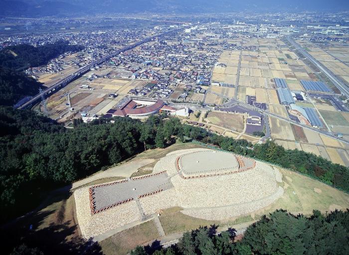 森将軍塚古墳全景