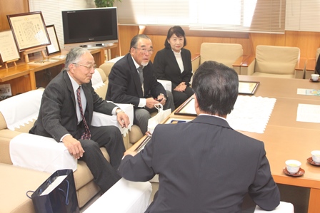 全国防犯功労者・団体表彰受賞者と市長の歓談の様子