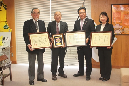 全国防犯功労者・団体表彰受賞者と市長の記念撮影