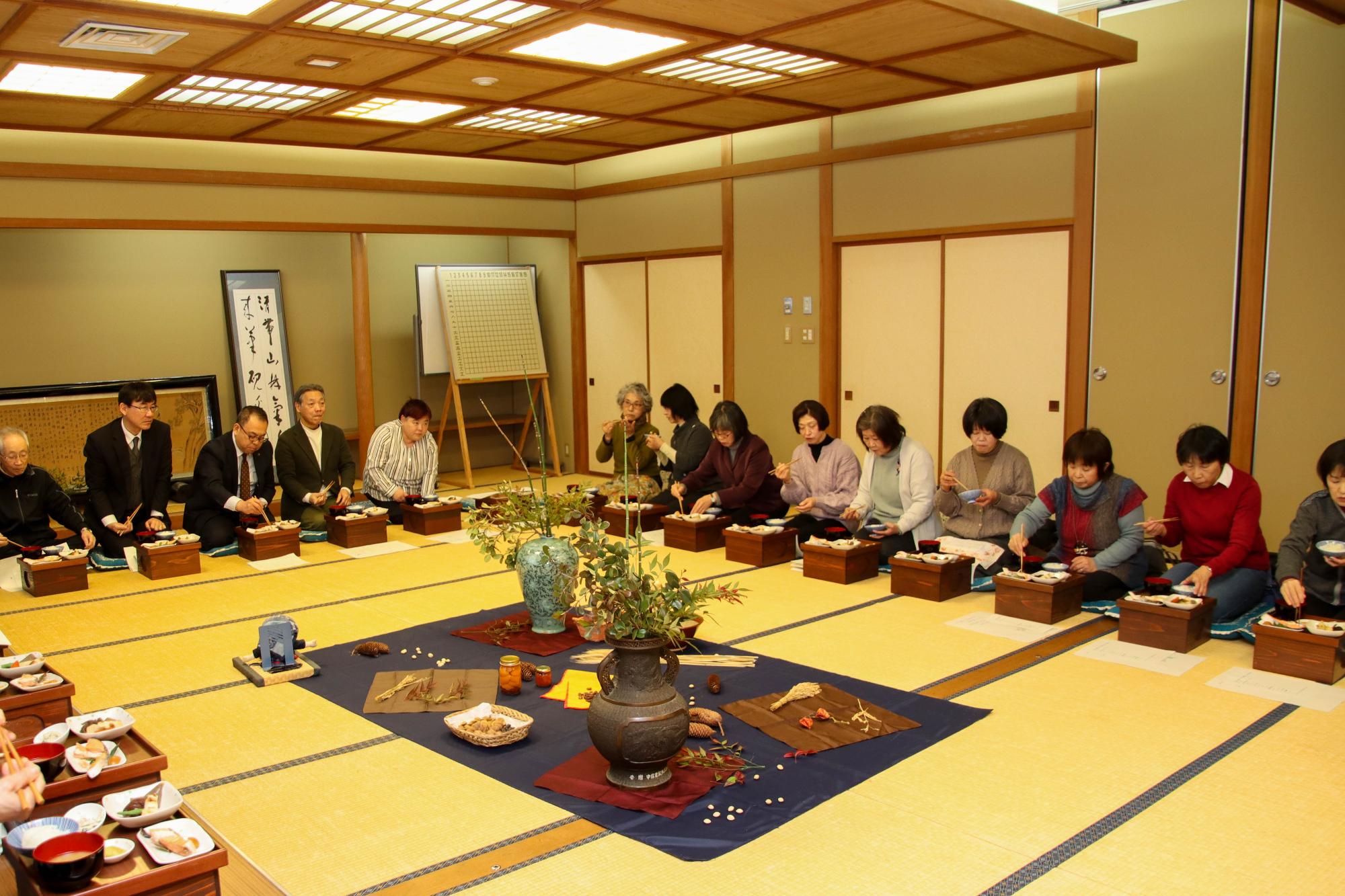 千曲市食の文化祭で箱膳体験をする参加者の様子