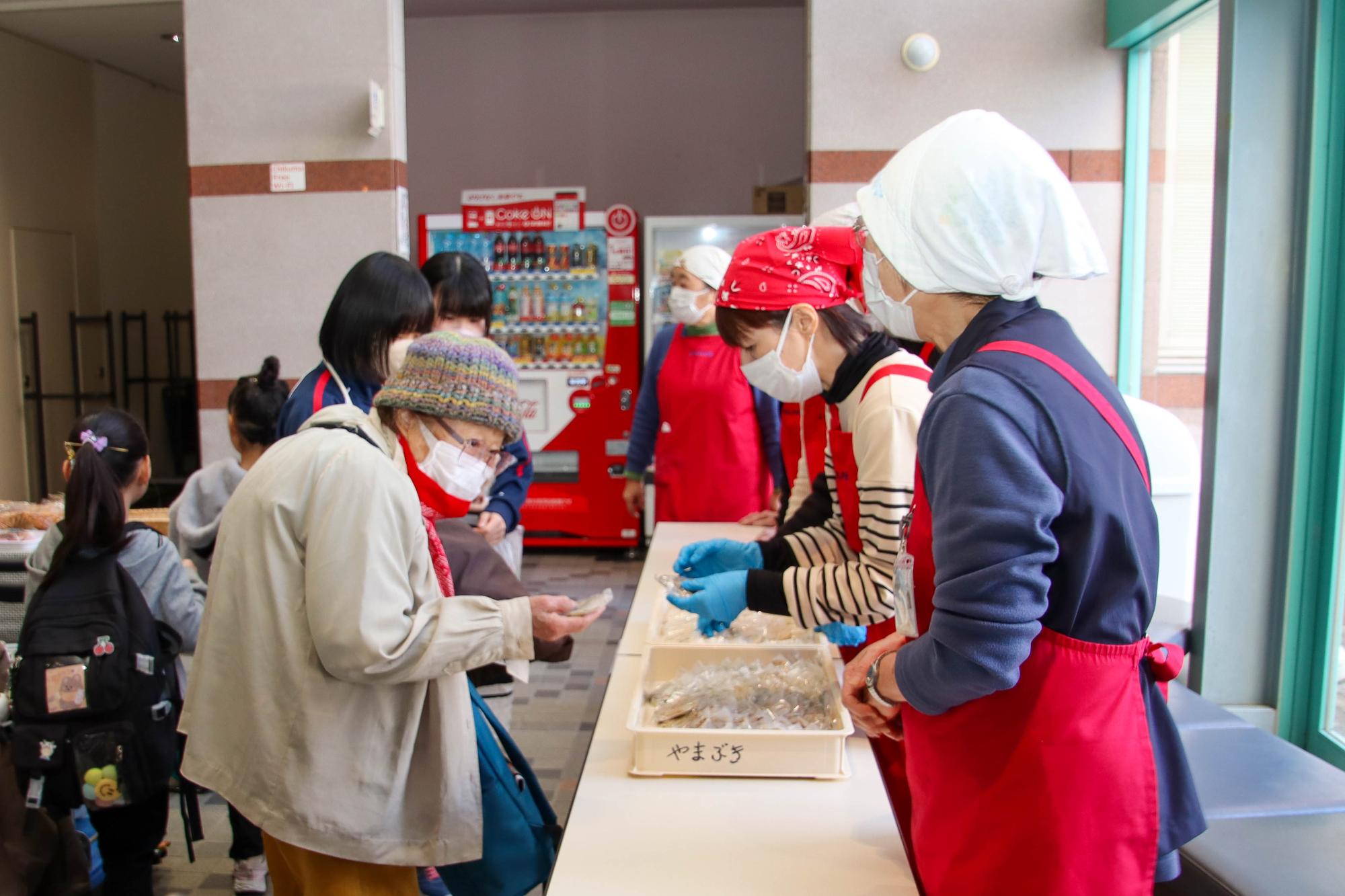 食の文化祭で野菜の薄焼きが振る舞われる様子