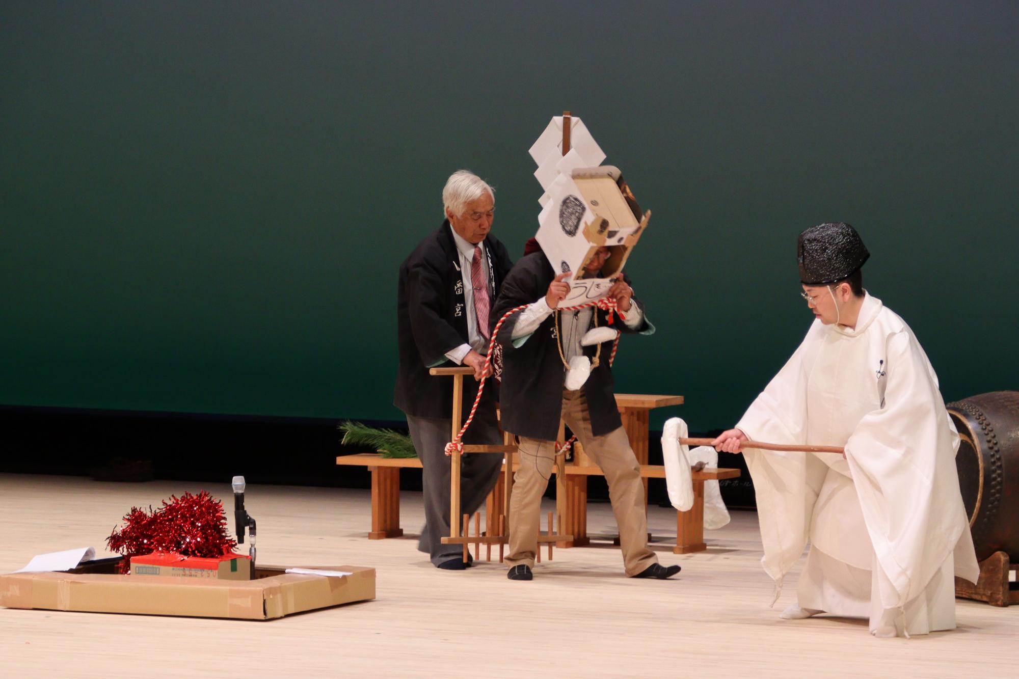 武水別神社による「1月5日のお田植まつり」の舞台発表