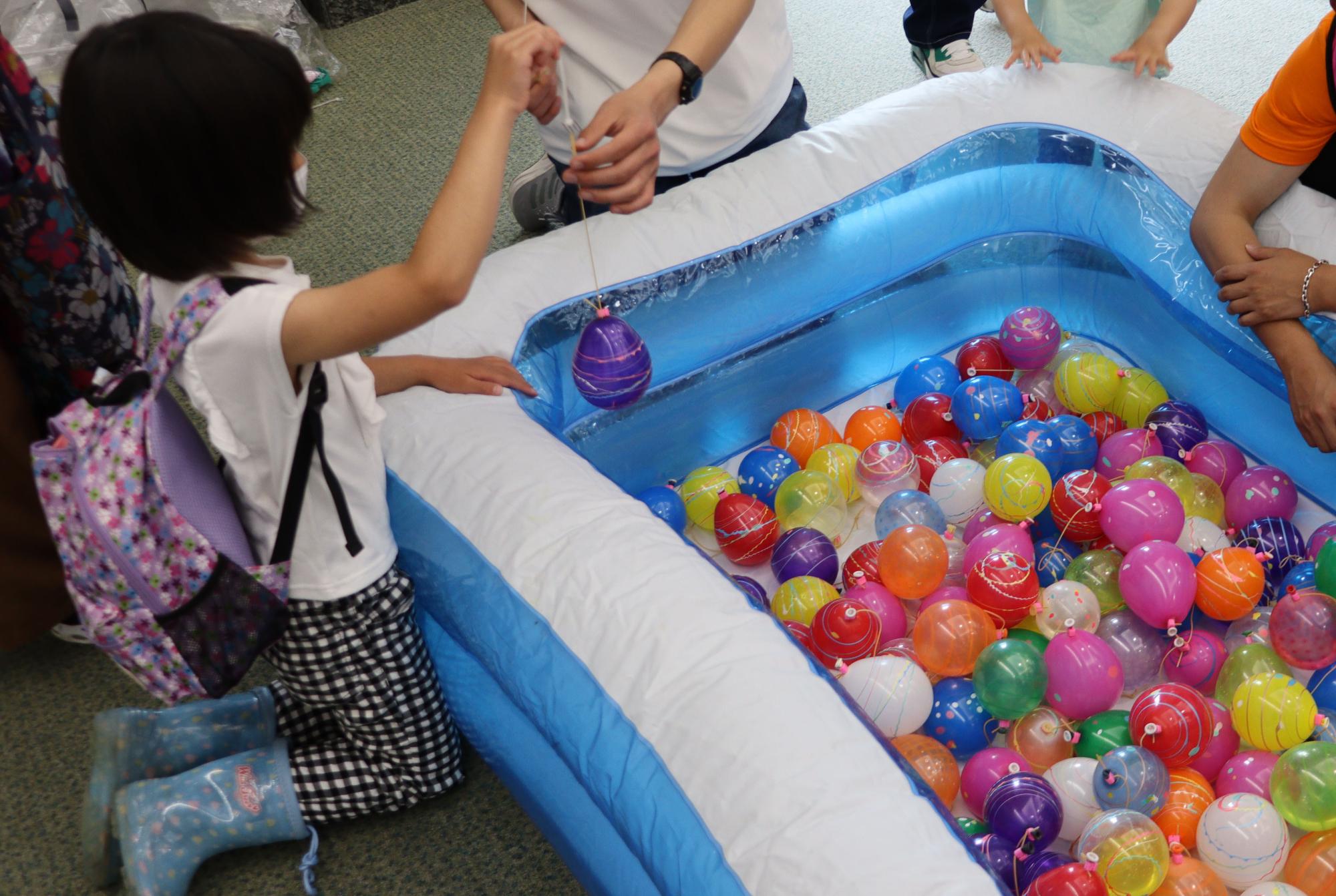 こども広場の水風船すくいコーナー
