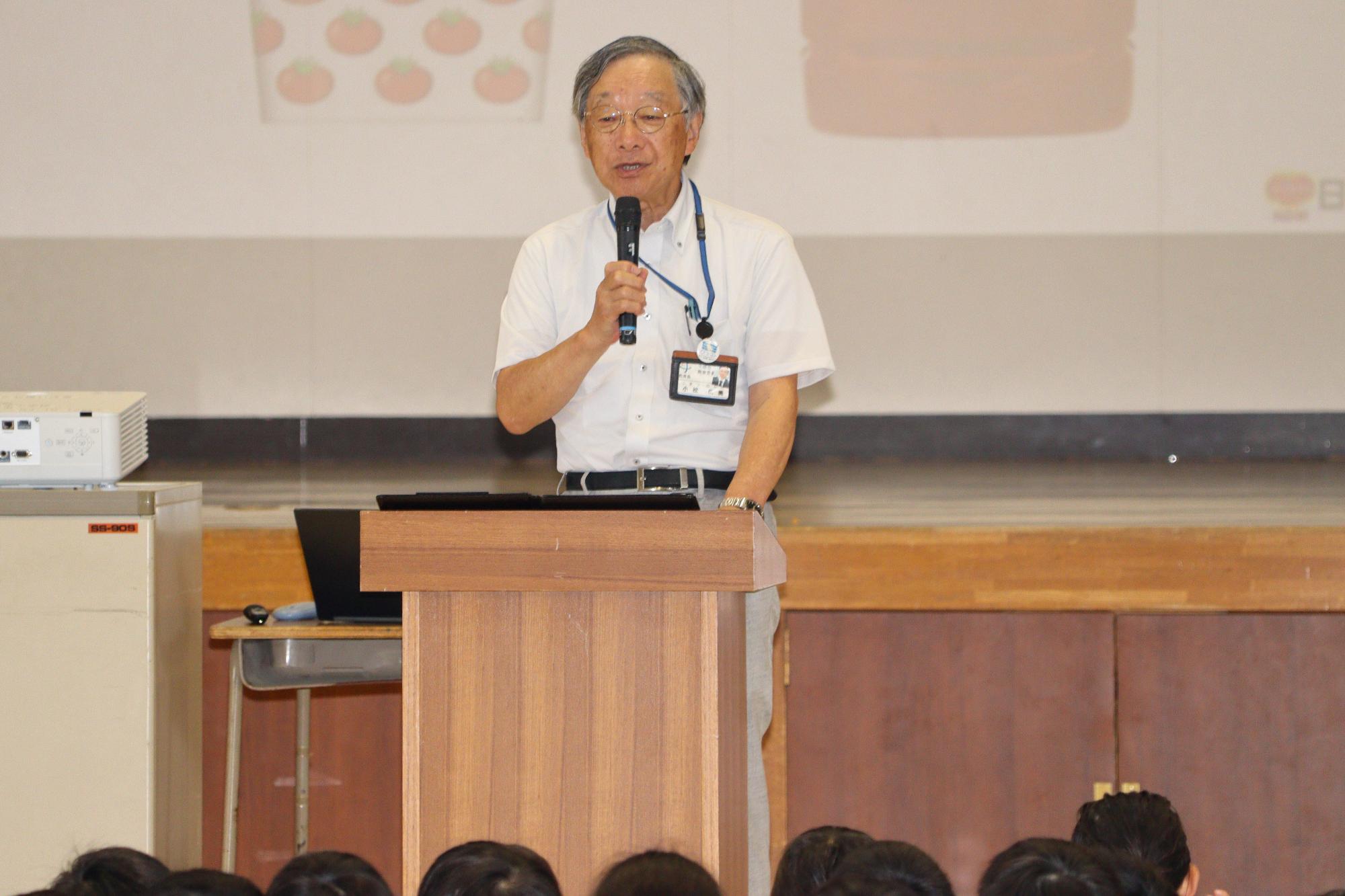 挨拶する小松教育長