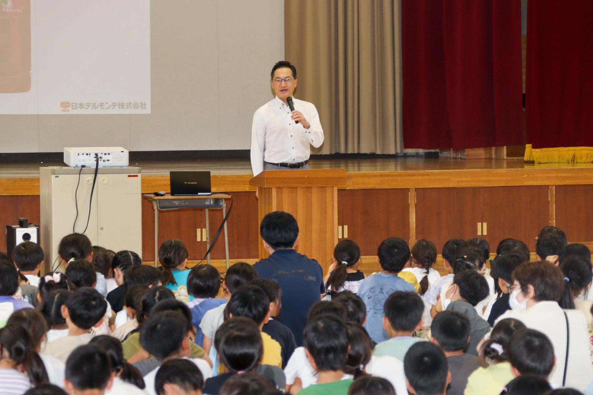 挨拶する田振暢経営管理部長
