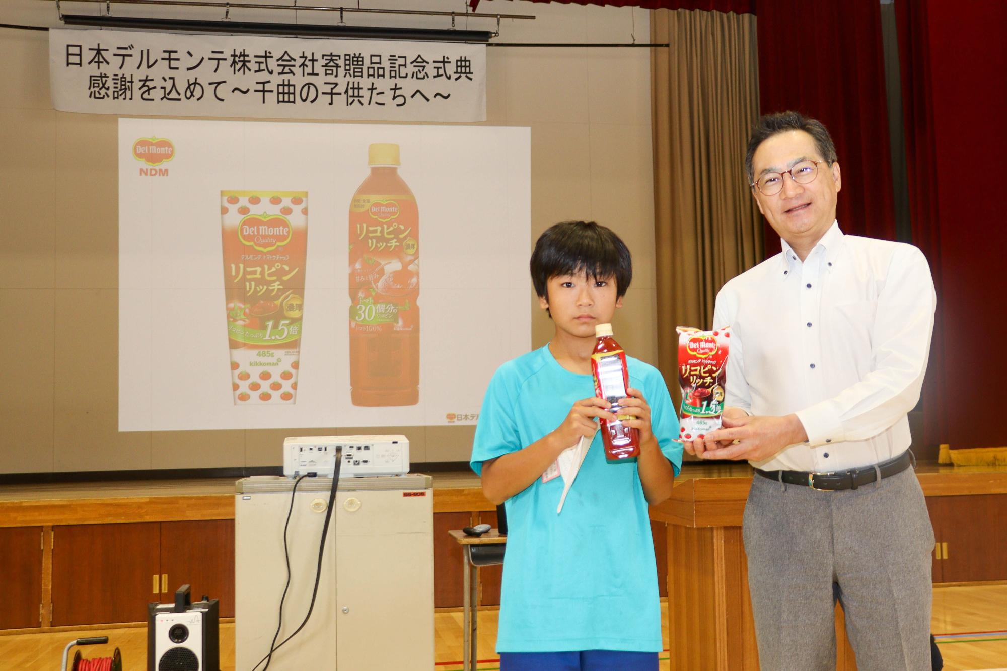 田振経営管理部長から寄贈品を受け取った児童会長の中島明澄真さん