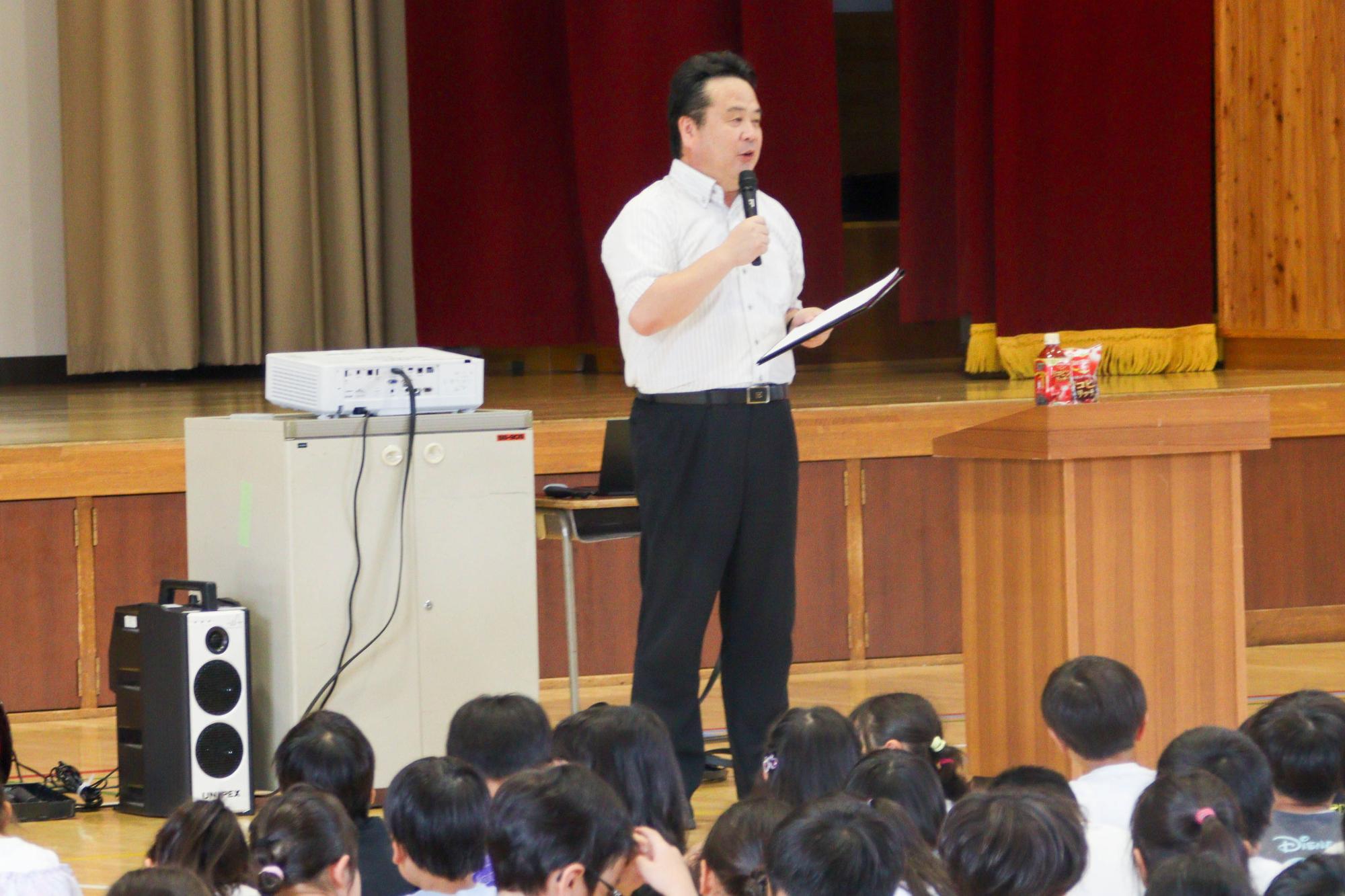 挨拶する西澤埴生小学校長