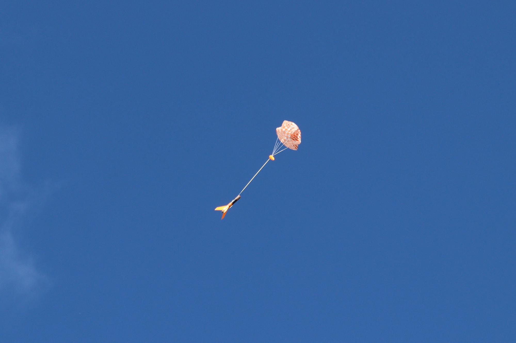 モデルロケットがパラシュートを開いて落下