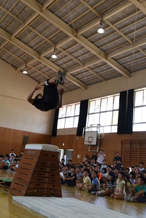 バク宙のようなポーズで池谷さんが跳び箱を飛び越えている写真