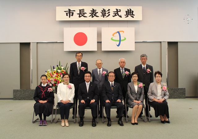 市長表彰式典にて各分野に功績のあった9人と市長の集合写真