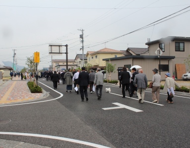 道路をたくさんの参加者たちが練り歩く写真