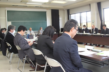 千曲市地域公共交通活性化協議会で職員たちが座って話を聞いている様子を後ろから撮った写真