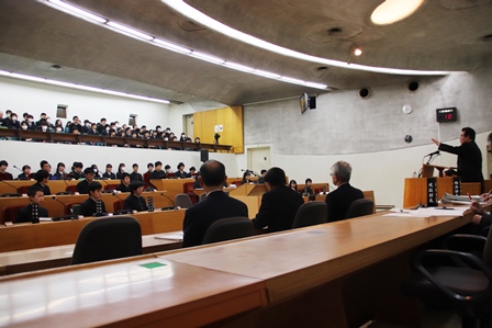 中学生議会の傍聴席の様子を前方から映した写真