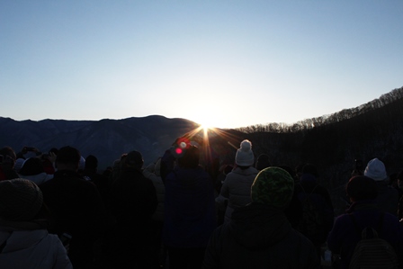 山間から美しい初日の出が顔をのぞかせている写真