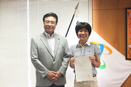 市長と服部さんが並んで立ち、笑顔で記念撮影をしている写真
