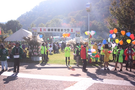 多くの人でにぎわう科野の里歴史公園