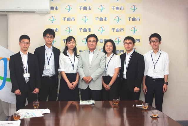 市長と学生らが1列に並んで記念撮影をしている写真