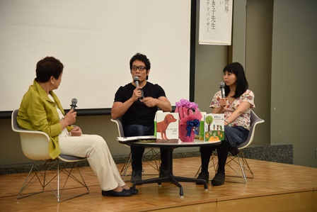 ステージ上で対談をする女性二人と男性一人の写真