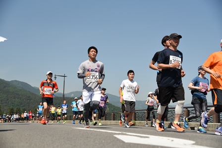 晴天の中ハーフマラソンを走る選手たちの写真