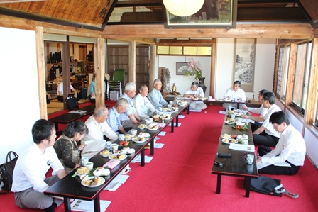 長楽寺の広い和室で、食事を摂りながら談話する代表者達の写真