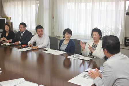 市長と訪問した5名が会議室で座って話をしている写真