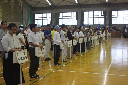各地域の代表選手が並ぶ体育館での写真