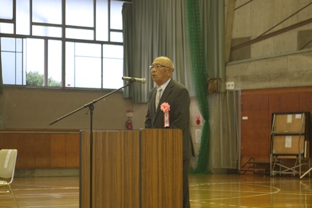 体育館で大会の挨拶をする市長の写真