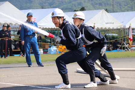 ヘルメットを付けた隊員が二人一組で消火訓練を行う写真
