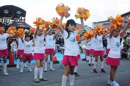 お揃いの衣装を着てチアダンスを踊る子供たちの写真