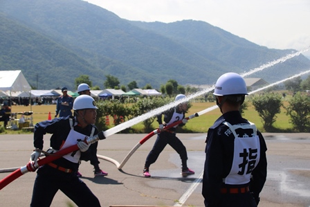 ホースを構えて消火訓練を行う隊員を横から撮影した写真