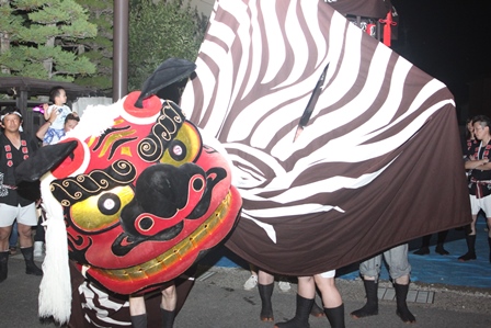 大きな赤い獅子舞いの写真