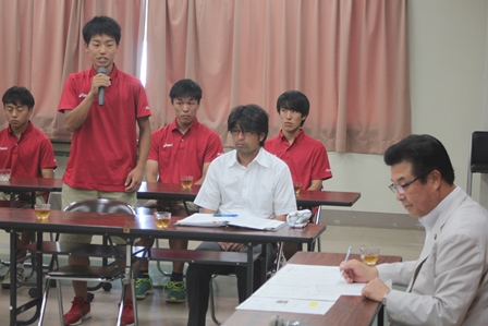 大会の出場報告をする男子高校生選手とそれを聞く市長の写真