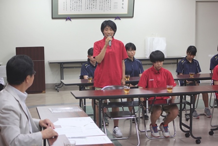 大会の出場報告をする女子高校生選手とそれを聞く市長の写真
