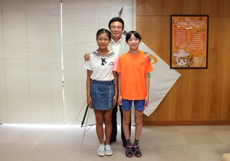 市長と小河さんと若林さんが並んで記念撮影をしている写真