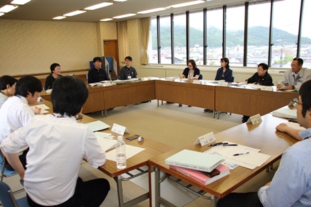 机を四角に並べて意見交換を行う参加者たちの写真